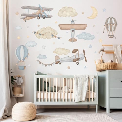 Wally Fox - Wandtattoo Kinderzimmer - Kinderzimmer Deko - Wandtattoo Kinderzimmer Jungen, Mädchen - Flugzeuge, Luftballons, Sterne, Wolken, Blau - XL - 34stk von Wally Fox