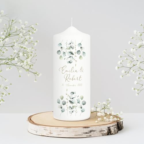 Weiße Hochzeitskerze Geburtstagskerze mit Eukalyptuszweigen unten & oben Boho personalisiert Hochzeitsgeschenk Spruch, Gastkerze 18 x 7 cm von Wandtattoo Loft