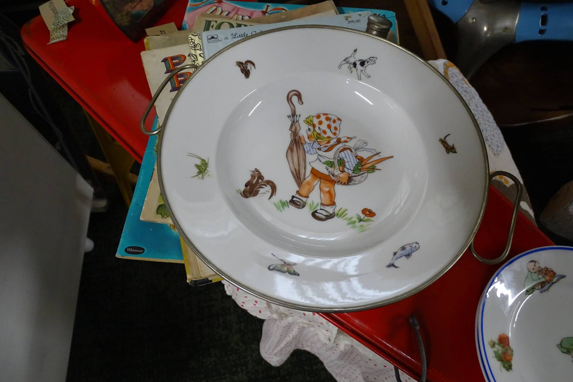 Vintage Kinder Fütterungsschale Mit Metallrücken Zum Erwärmen Von Lebensmitteln, Kinderschale Gemaltem Mädchen - Und Tierdesign, Antike Futterschale von WarmthandCheer