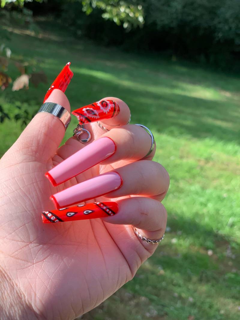 Red Bandana Print Press On Nails von WickedKlaws