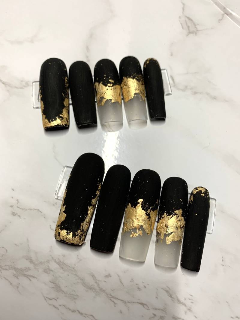 Schwarz Und Gold Press On Nails von WickedKlaws