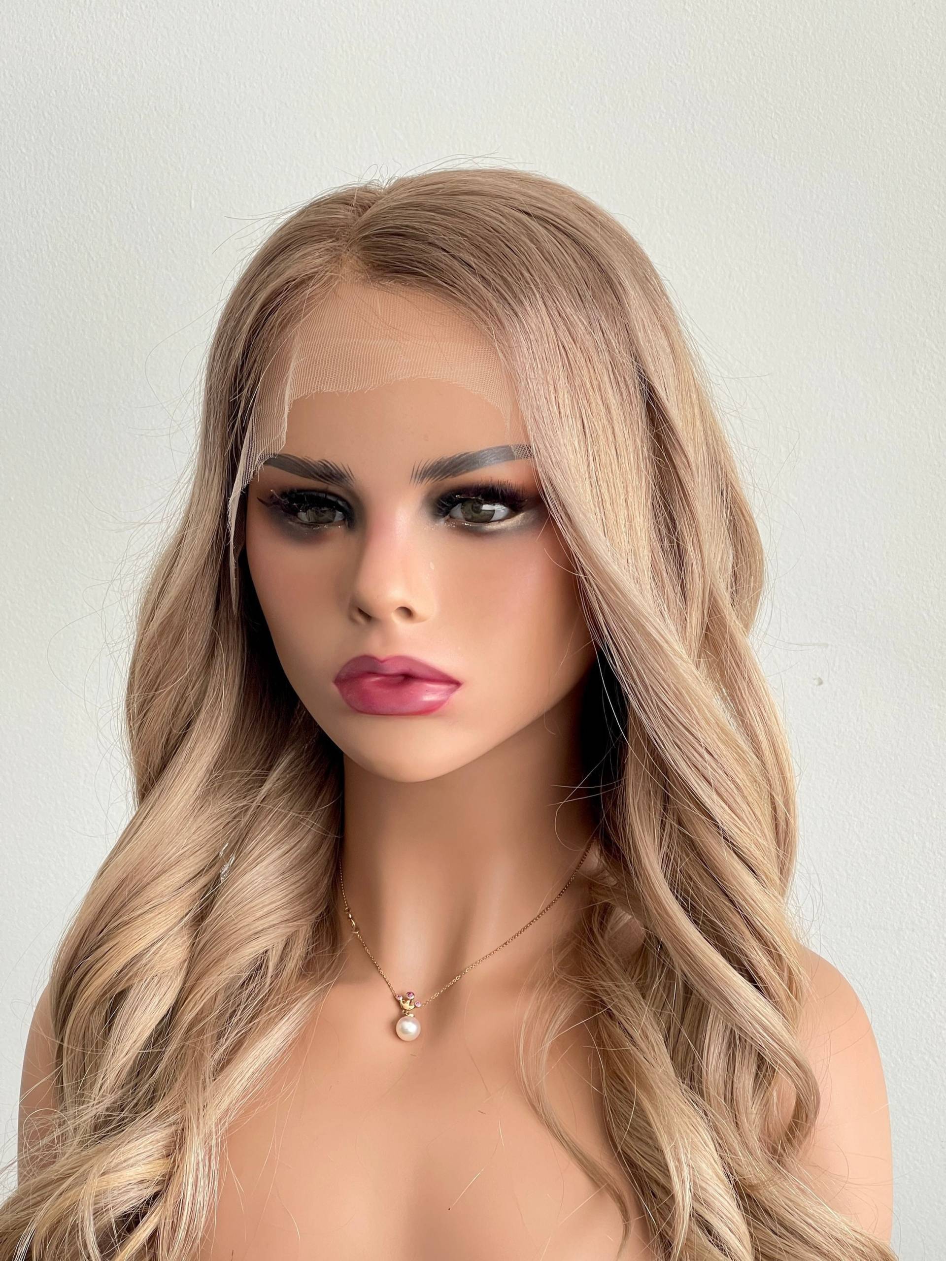 100% Echthaar | Milchtee Blond Mit Dunkelblonden Wurzeln Balayage Glueless Hd Lace Front Perücke von WigCoven