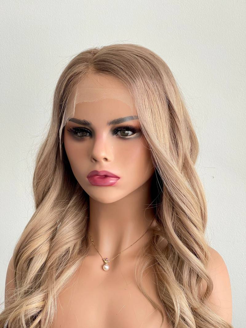 100% Echthaar | Milchtee Blond Mit Dunkelblonden Wurzeln Balayage Glueless Hd Lace Front Perücke von WigCoven