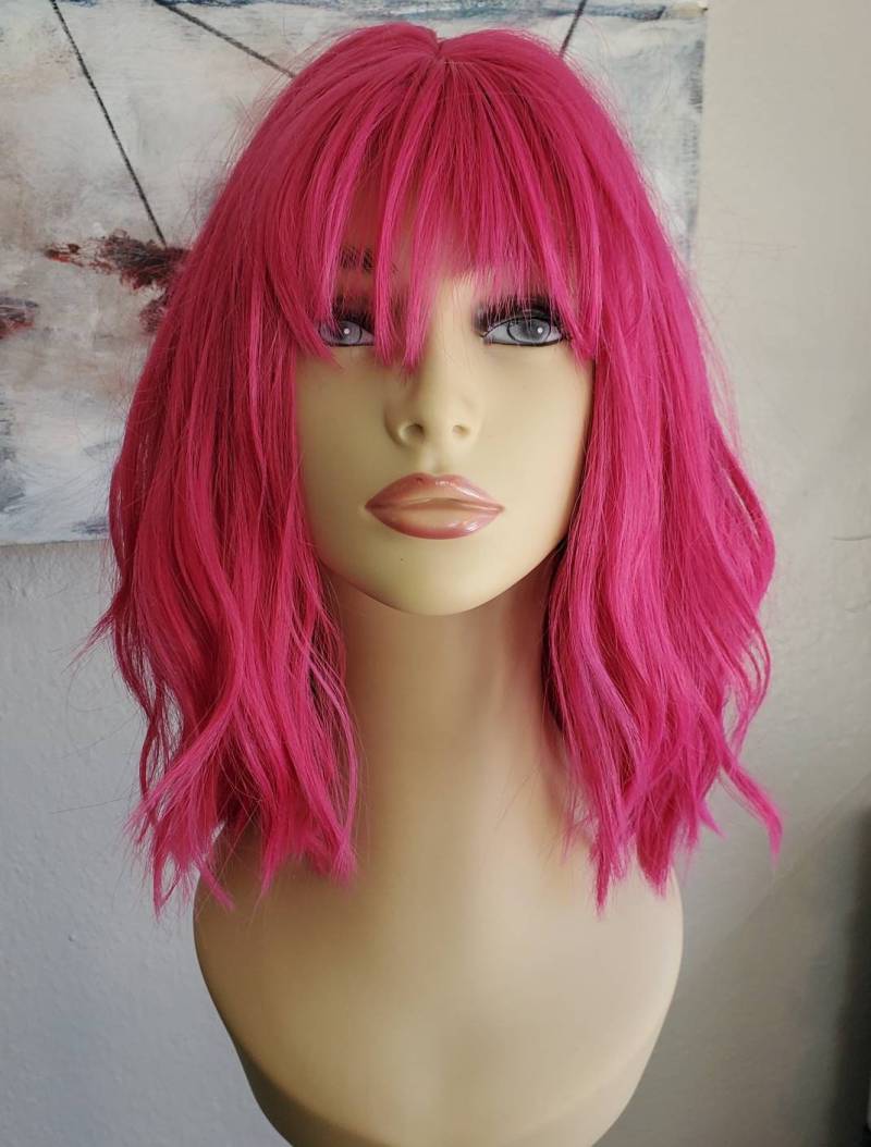 Hot Pink Mid-Länge Bob Perücke Mit Texturierten Schichten Und Abgefahrenem Pony, Rosa Weichen Schichten, Pony von WigCraving