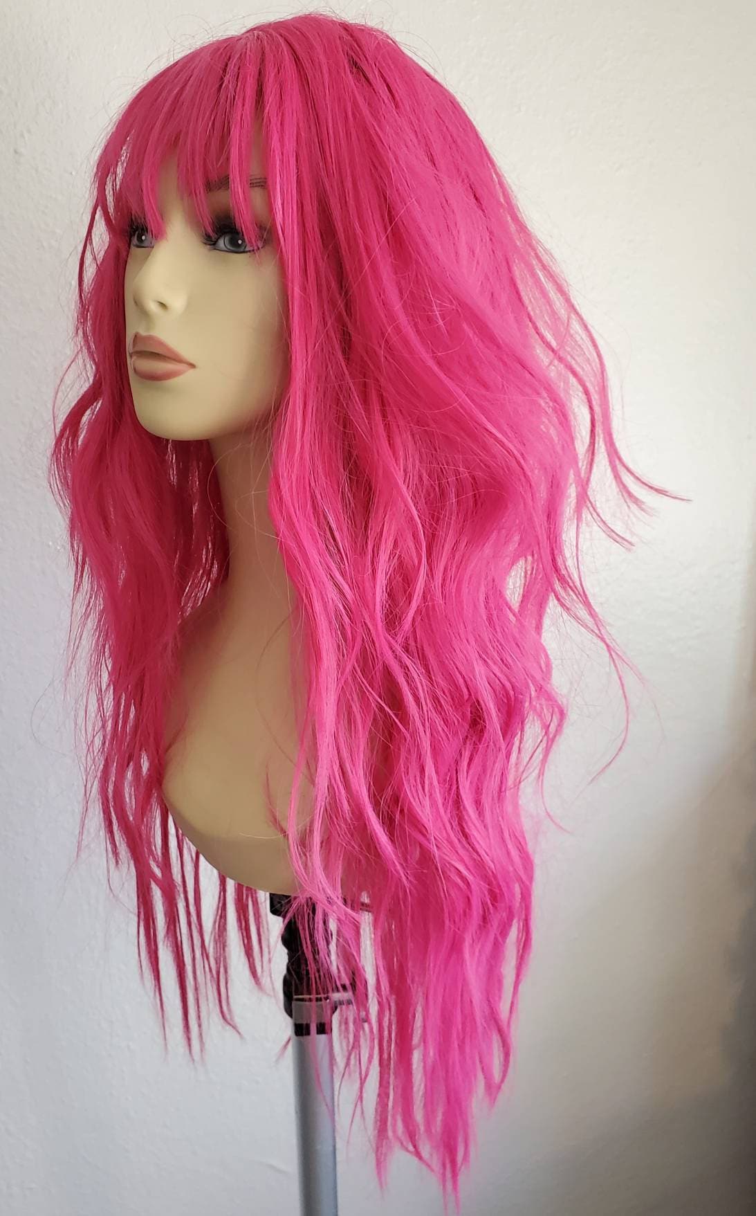 Lange Hot Pink Gewellte Texturierte Perücke Mit Schichten, Pony, Perücke, Wolf Shag, Rosa Zottelschichten von WigCraving