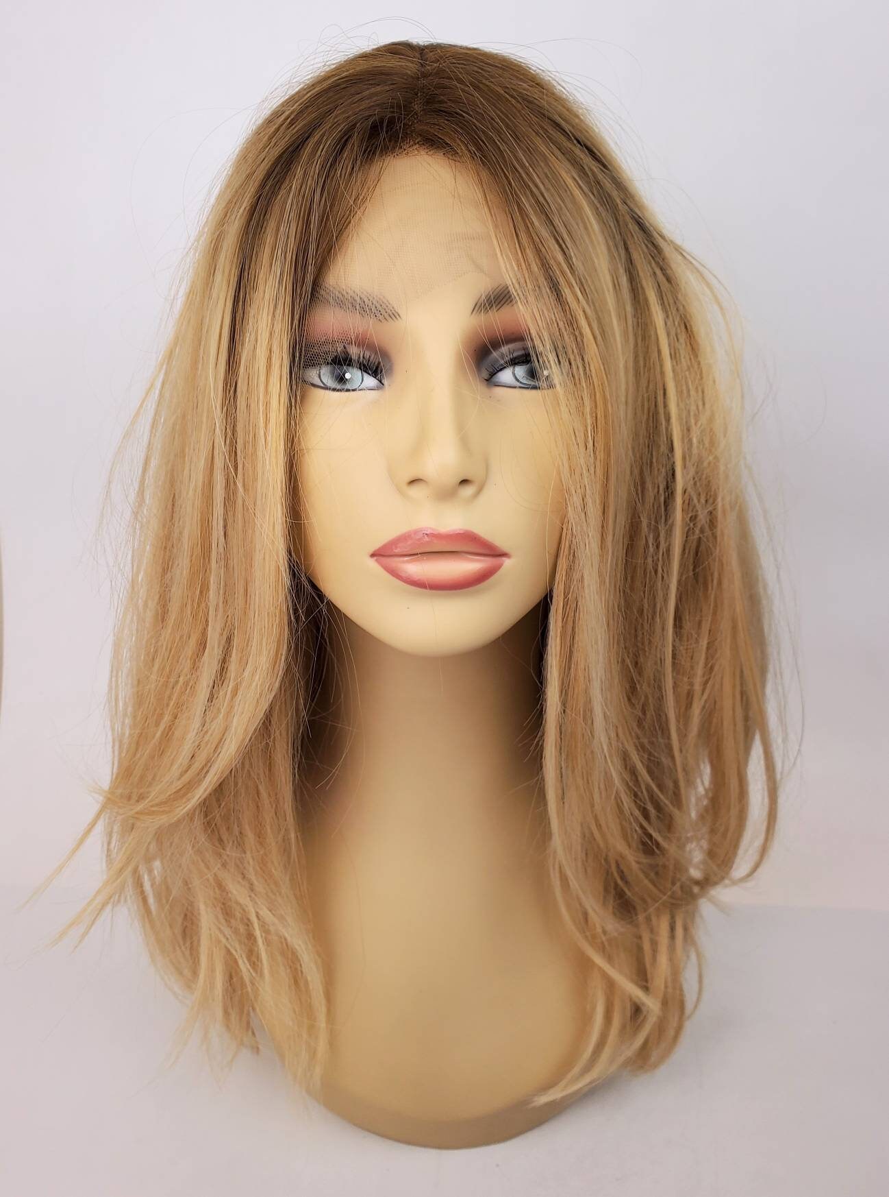 Sandy Blonde Lace Front Perücke, Mittellange Layered Verwurzelte Weiche Schichten, Warme von WigCraving