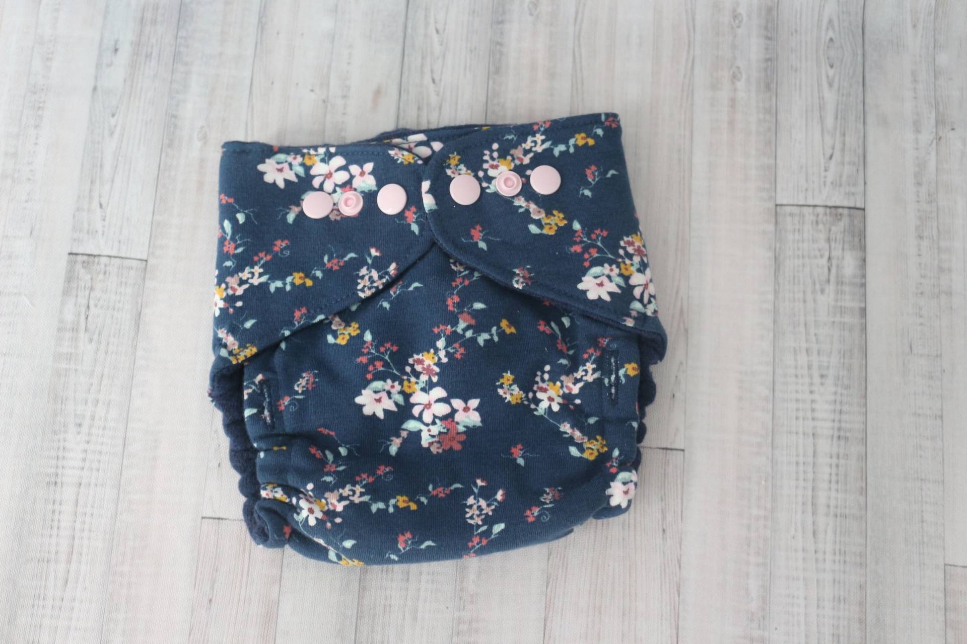 Wollüberhose Stoffwindel Kleine Blumen Dunkelblau Onesize von WildfangrosaNaehraba