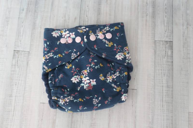 Wollüberhose Stoffwindel Kleine Blumen Dunkelblau Onesize von WildfangrosaNaehraba