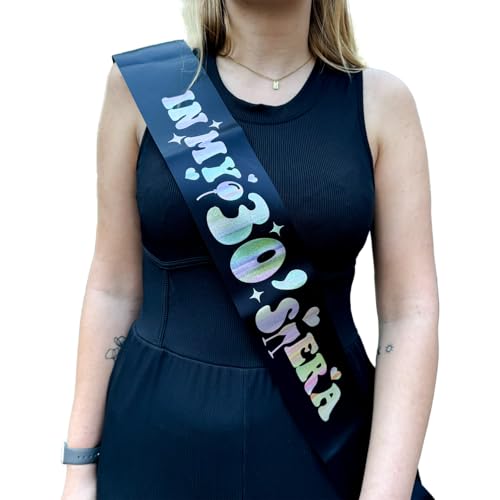 Schärpe mit Aufschrift "In My 20s/30s/40s/50s/60s/70s/80s/90s Era – Taylor Birthday Swift Party Girl Occasion In My Birthday Era Glitter Sash Gift Present (40S, Schwarz) von WillowGifts