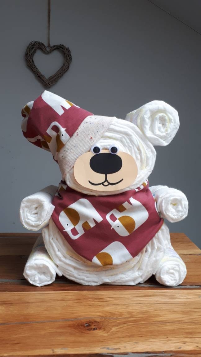 Windelfigur Bär Handmade Mütze Und Halstuch-Geschenk Zur Geburt, Babyparty von WindelfeeGeschenke