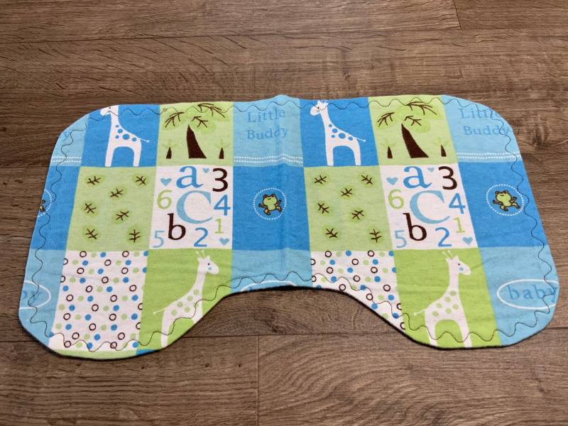 Konturierte Spucktücher Flanell Stoff Neue Babyparty Baby Jungen Baby-Geschenk Baby-Essants von WineyDogCrafts