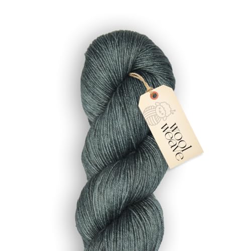 Woolweave Fingering Weight Garn, handgefärbt, 75 % extrafeine Merinowolle und 25 % Polyamid, 100 g Knäuel, 400 m – leichtes, weiches und strapazierfähiges graues Garn zum Stricken und Häkeln von WoolWeave