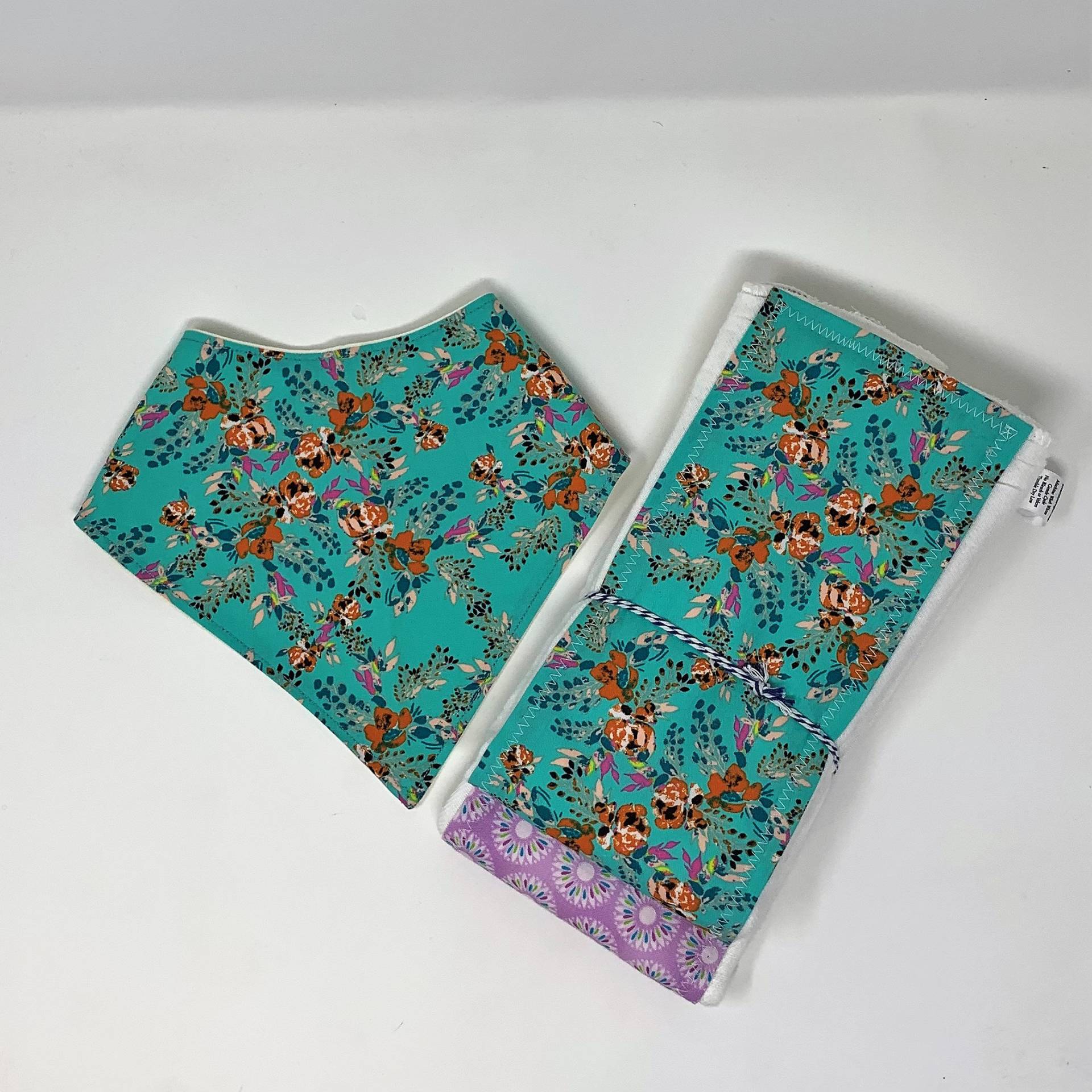 Virtuosa Teal Floral 3-Teiliges Spucktuch & Bandana Lätzchen Personalisiertes Geschenkset-Wren Riley Designs-Kostenloser Versand von WrenRileyDesigns