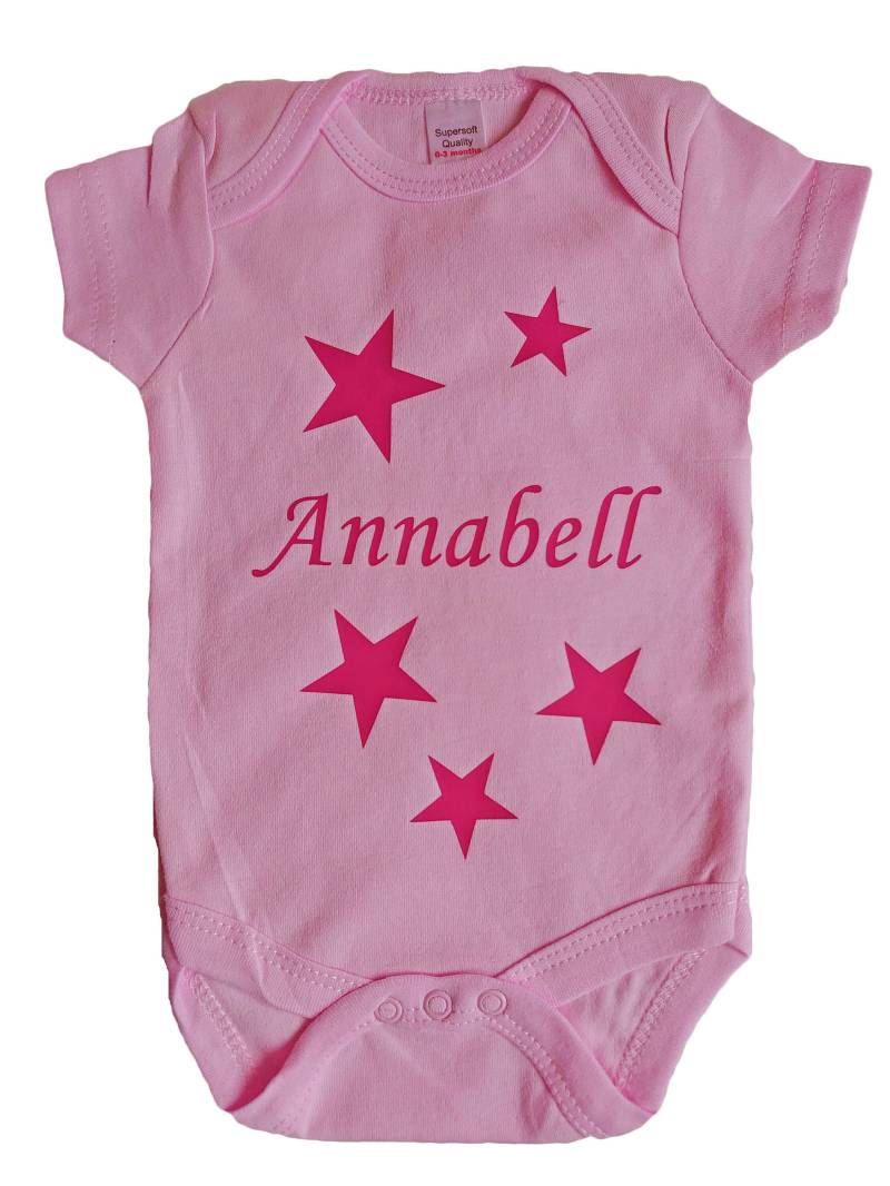 Baby Body Rosa Mit Namen Und Sternen Bedruckt 56/62 Geschenk Mädchen Personalisiert Taufe Geburt Babygeschenk Taufgeschenk Girl Bodysuit von WuffDogsworld