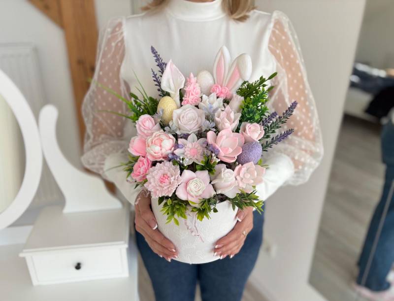 Osterhasen Seifenblumenstrauß in Weißer Geschenkbox - Handgefertigtes Blumen Seifenarrangement, Luxuriöse Osterdekoration von WunderBlumenBoutique