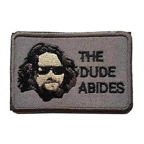 Big Lebowski The Dude Abides Pee Teppich Patch Perfekt für Ihre taktische Militärausrüstung, Rucksack, Baseballkappe, Tellerträger oder Weste. 5,1 x 7,6 cm Haken-Aufnäher (B-Grau) von XUNQIAN