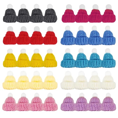 XoeLLe 40 Stück Mini Hüte Mini Strickmützen Weihnachtsmütze Sorgenwürmchen Puppen Hut, Mehrfarbig, für DIY Handwerk Kunst Weinflasche Deko Christmasbaumschmuck Puppenzubehör von XoeLLe