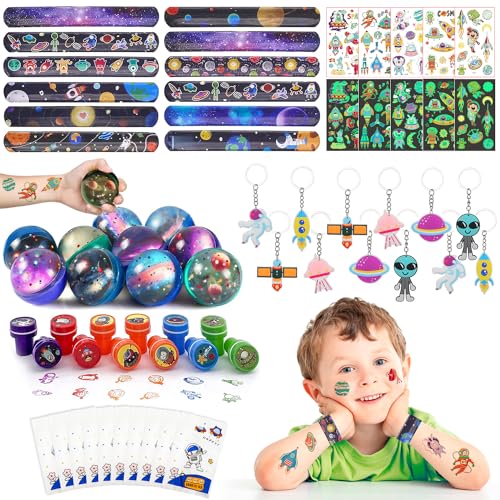 62 Stück Weltraum Kindergeburtstag Mitgebsel Set Kindergeburtstag Geschenk Schlüsselanhänger Schnapparmband Kinder Tattoos Geschenktüten Weltraum Flummis Weltraum Gastgeschenke für Jungen von YANSYUN