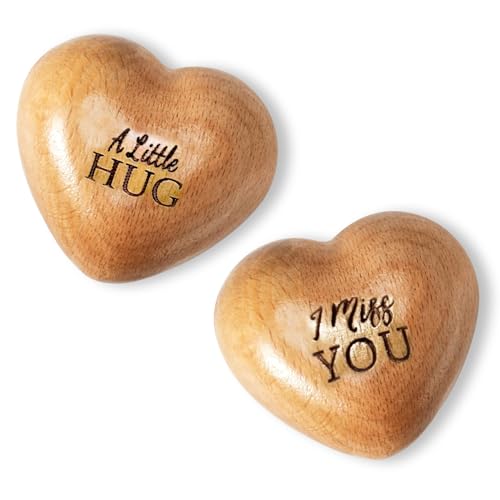 Holz Herz Handschmeichler 2 Stück Holz Herz Glücksbringer Glücksbringer Das Herz mit Gravur I Miss You und A Little Hug für Holzfiguren Deko Geschenke für Familie und Freunde Geschenk von YDYSAA