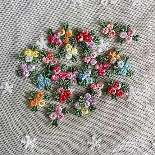 50 Stück Mix Farbe Blumenspitze Applikation bestickt Spitze Patches Band für Kleidung Dekoration Nähen Puppe Zubehör-S von ZFISH