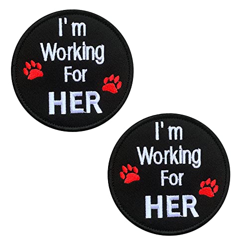 2 Stück "I AM WORKING FOR HER" Diensthunde Patch Moral Hund Patch Taktisch Bestickter Dog Aufnäher mit Hook Verschluss zum Hunde Weste Hunde Harness Blindenhunde Kleidung Rucksack von Zcketo