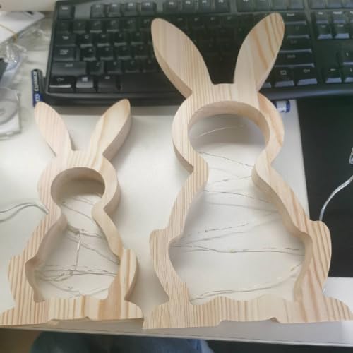 2 Stück Osterdeko Hasen mit LED Lichter/Timing-Funktion, Osterhase aus Holz Stehend, Ostern Deko Hasen Figuren aus Holz, LED Osterhasen Deko Figuren, Oster Deko Hase für Frühlingsdeko (Holzfarbe) von Zecnaud