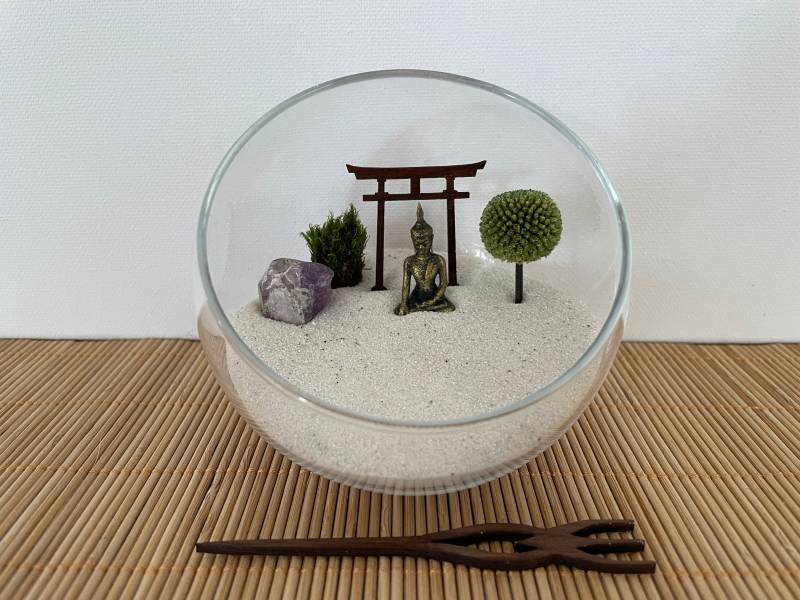 Miniatur Zen-Garten in Glas-Kugel Mit Kristall, Moos, Torii, Buddha Und Harke -Nachhaltig Umweltfreundlich von ZenGartenManufaktur