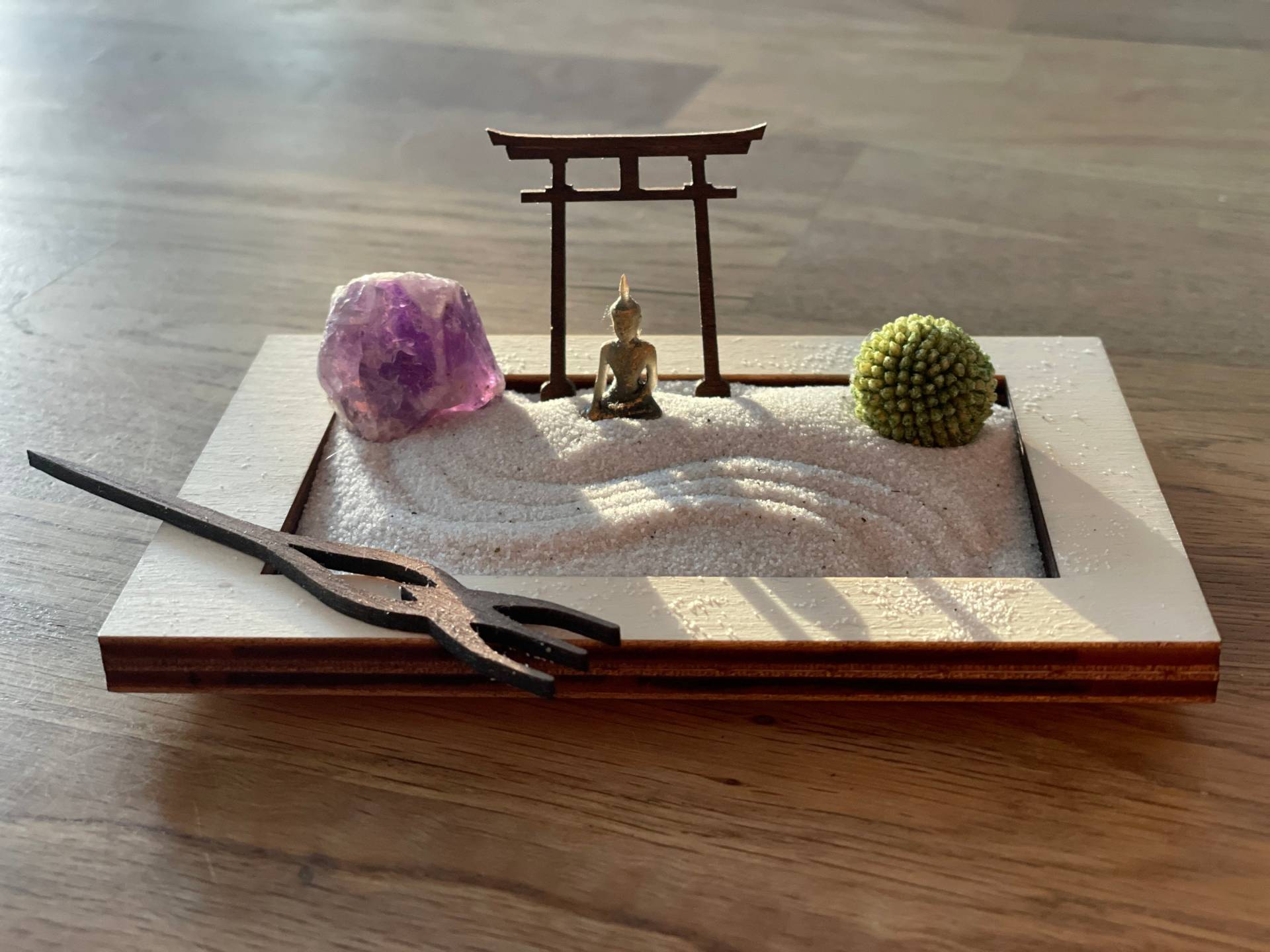 Miniatur Zengarten Aus Hellem Holz Mit Buddha, Torii, Harke, Craspedia-Kugel Und Amethyst von ZenGartenManufaktur