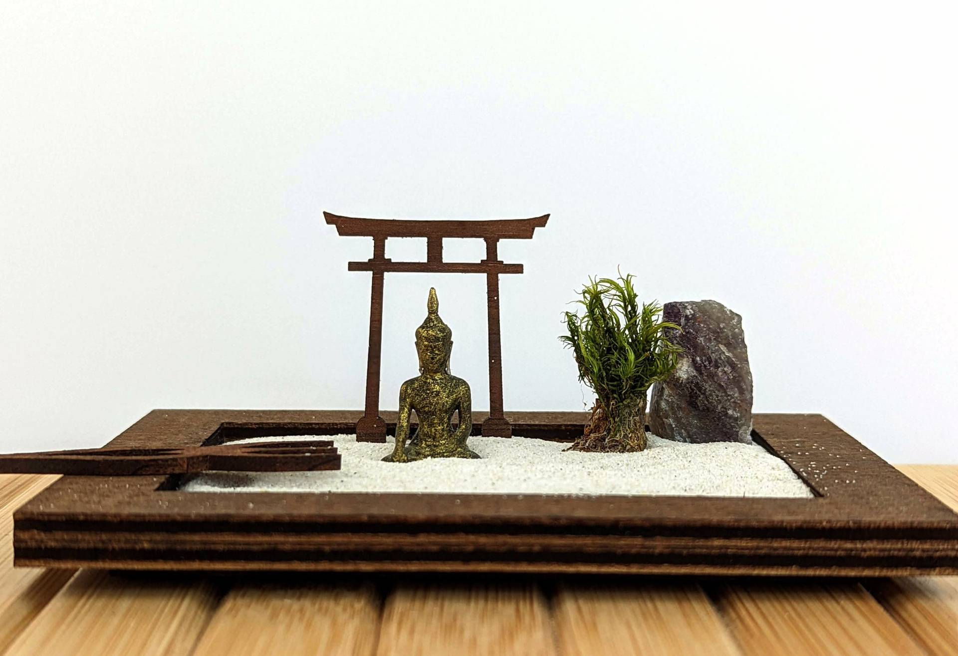 Miniatur Zengarten Mit Buddha, Torii, Harke, Moos Und Amethyst von ZenGartenManufaktur