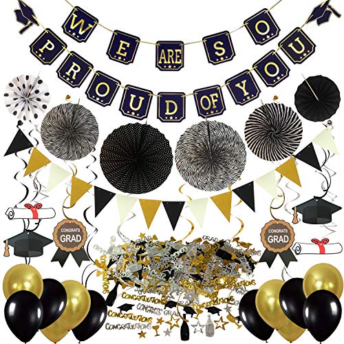 ZERODECO Abschlussdekorationen, Schwarz und Gold We Are so Proud of You Banner mit Seidenpapier Pom Poms Fächer Dreieckige Wimpel Girlande Spiralen Dekoration Abschluss Konfetti und Luftballon von ZERODECO