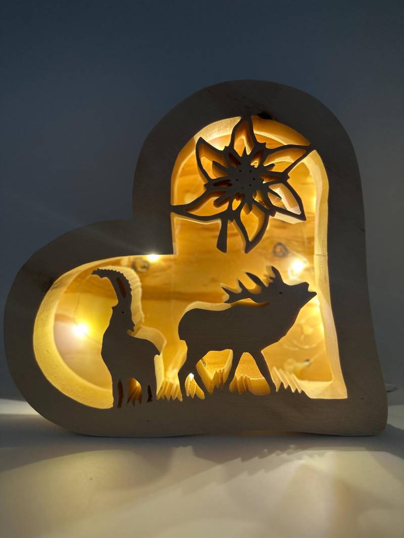 Zirbenherz Led-Lampe Mit Steinbock, Hirsch Und Edelweiß, 30 cm Hoch Aus Tiroler Zirbenholz - Handgefertigt Im Allgäu von Zirbenvielfalt