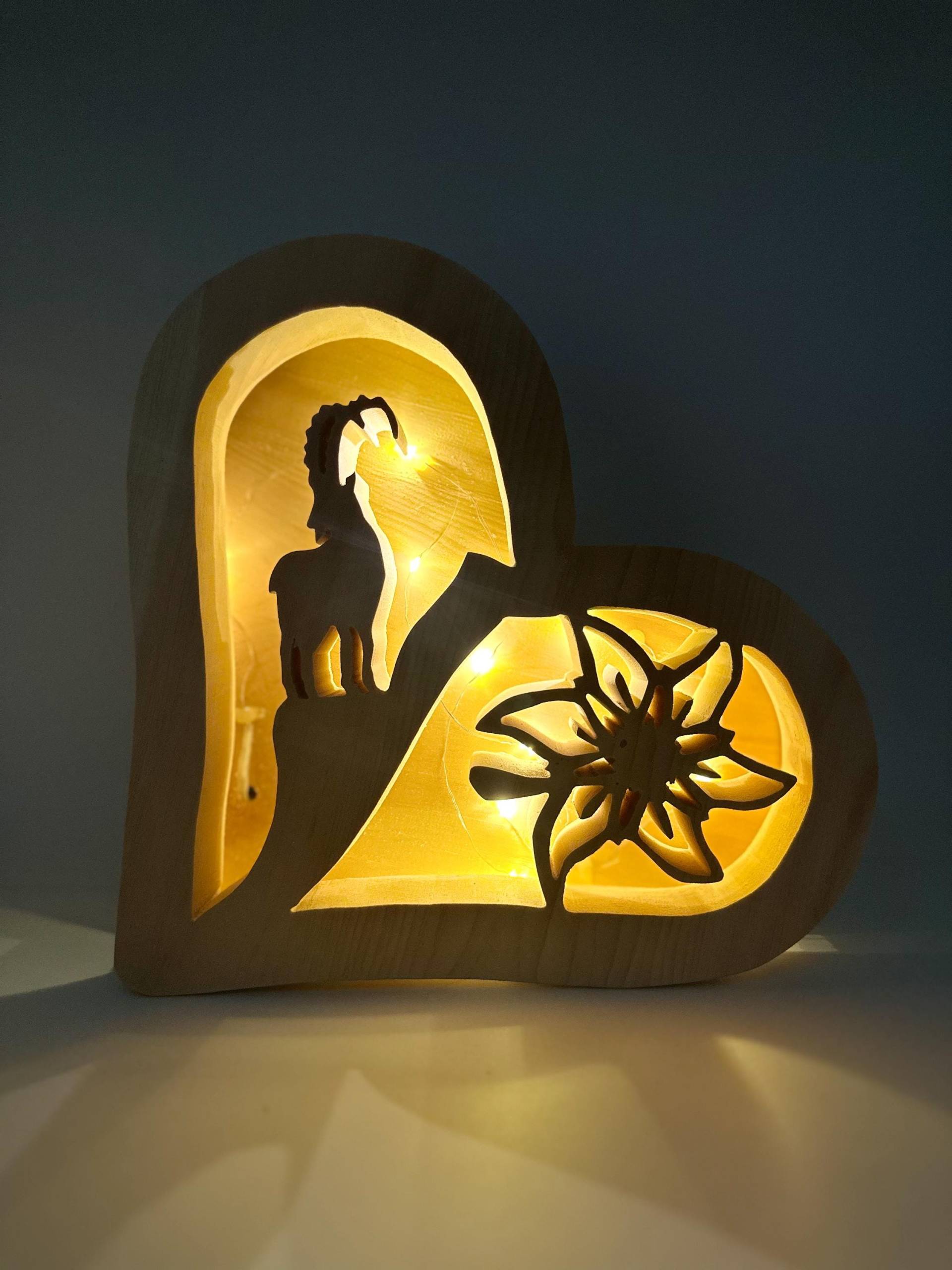 Zirbenherz Led-Lampe Mit Steinbock Und Edelweiß, 30 cm Hoch, Tiroler Zirbenholz - Handgefertigt Im Allgäu von Zirbenvielfalt