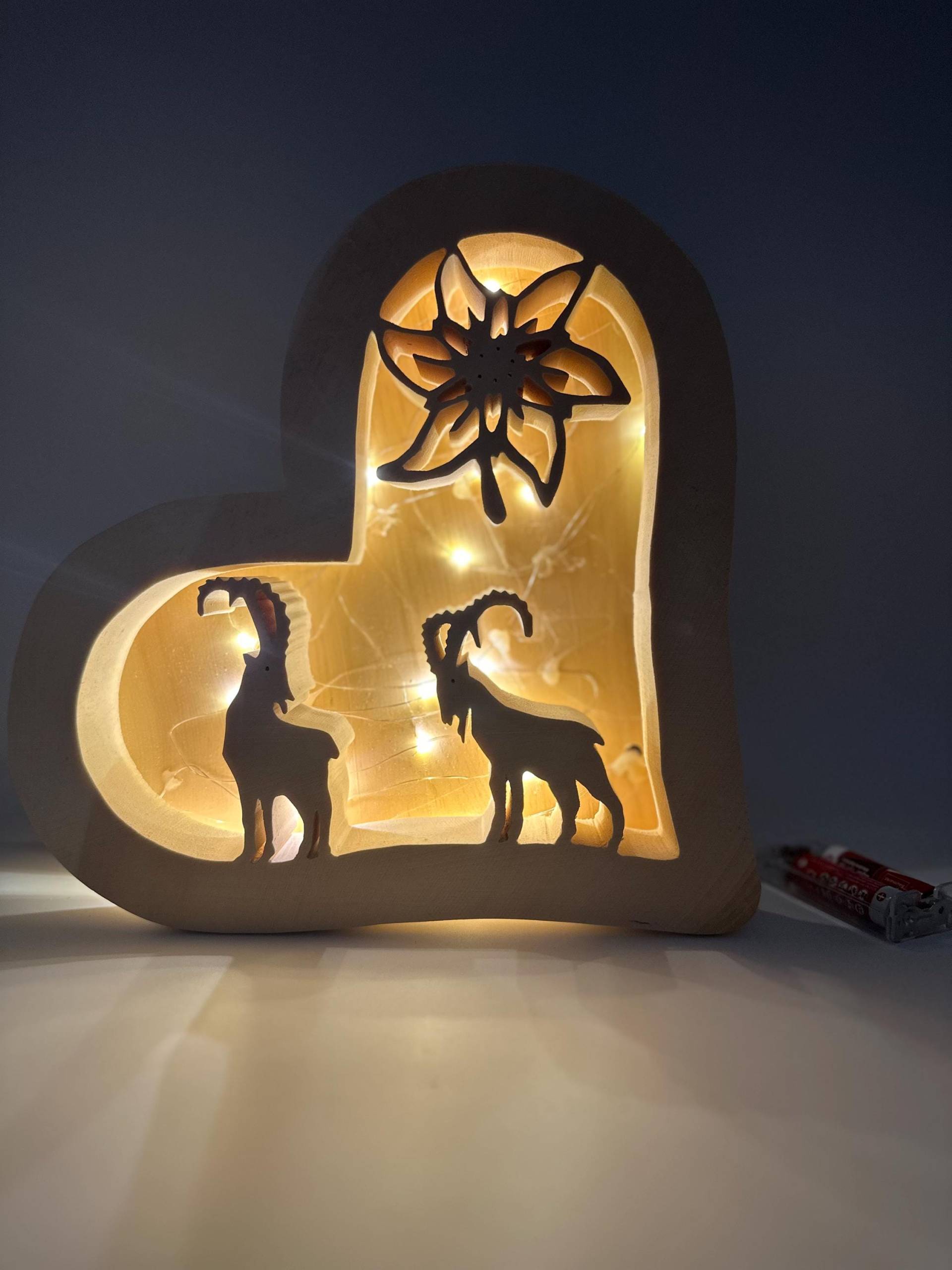 Zirbenherz Led-Lampe Mit Steinböcken Und Edelweiß, 30 cm Hoch Aus Tiroler Zirbenholz - Handgefertigt Im Allgäu von Zirbenvielfalt