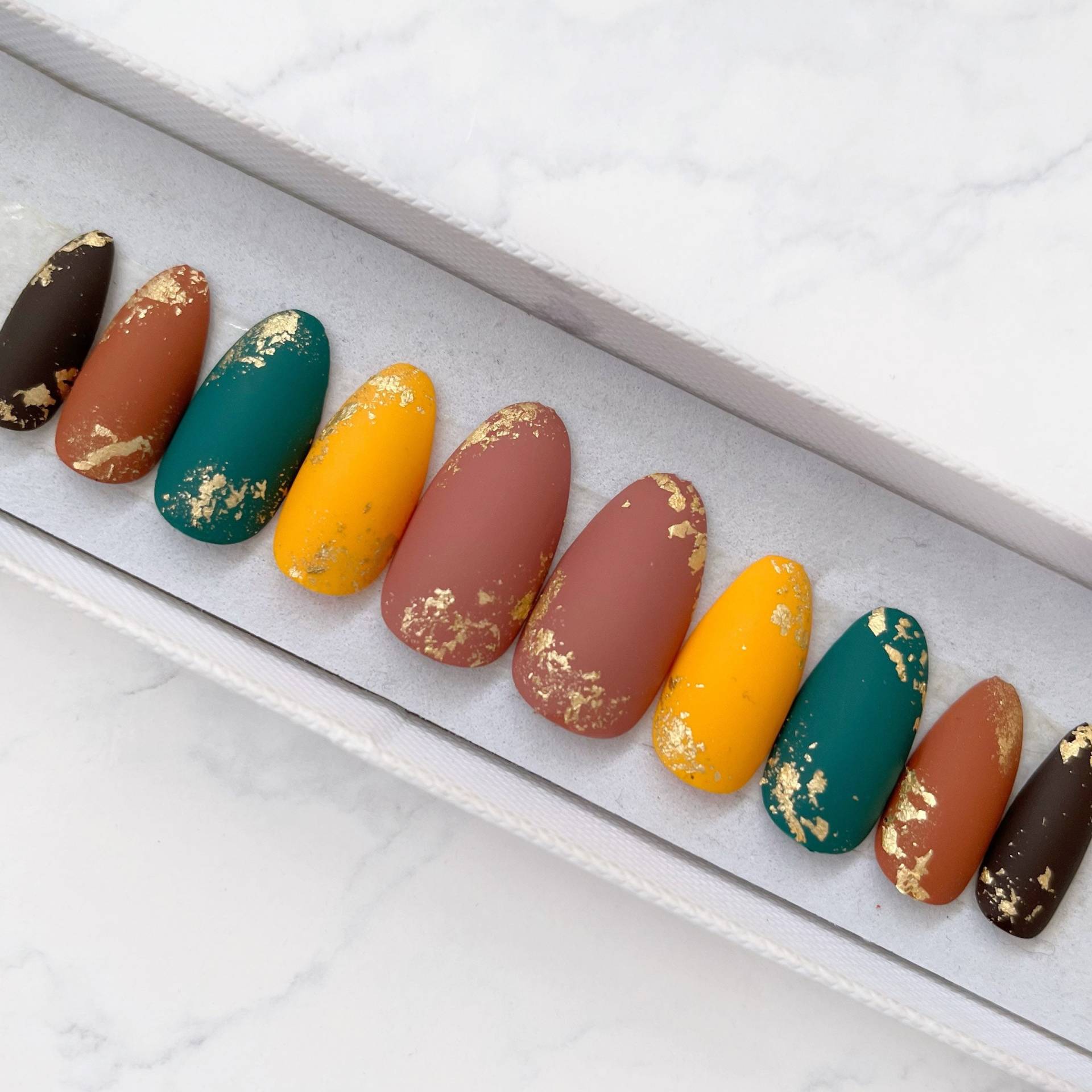 Matte Mehrfarbige Herbstliche Farben Nagelset Mit Goldfolie Künstliche Nägel Press Auf Acrylnägel Kleben Herbst von Zocanails