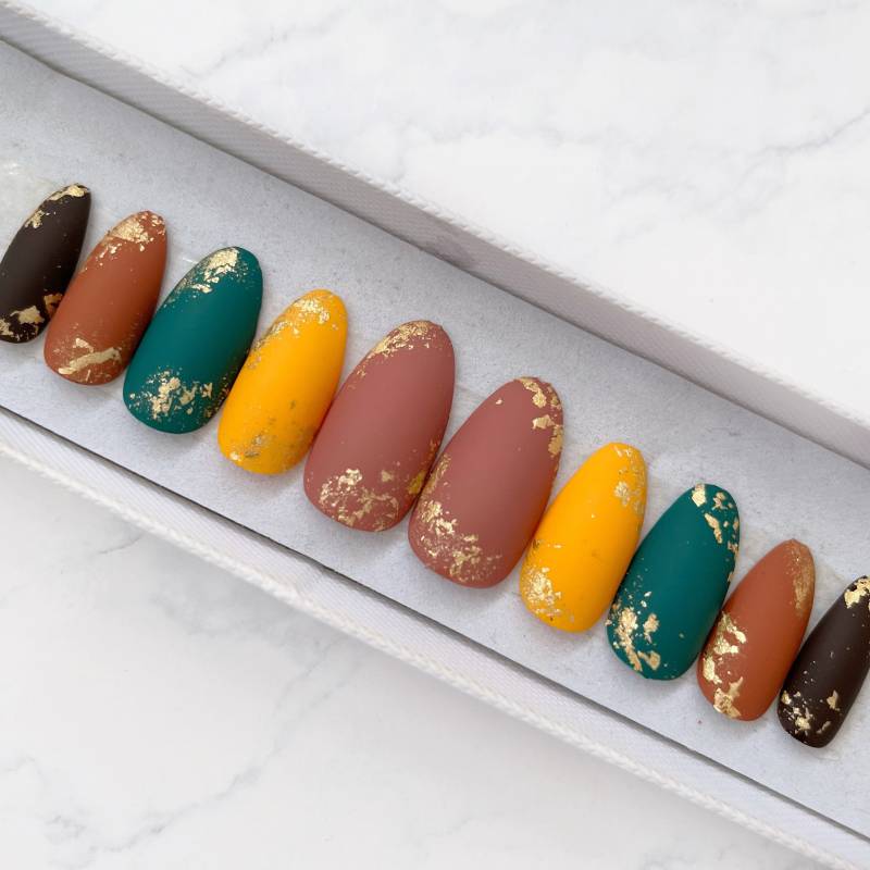 Matte Mehrfarbige Herbstliche Farben Nagelset Mit Goldfolie Künstliche Nägel Press Auf Acrylnägel Kleben Herbst von Zocanails