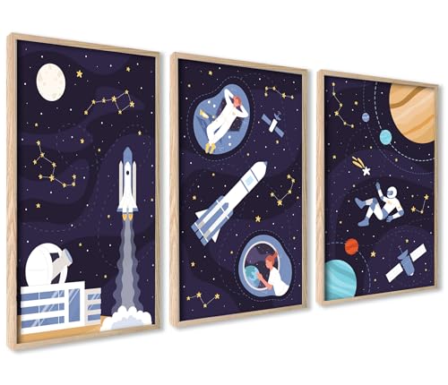 ag.art deco 3er Kinderzimmer Poster Set | 3 Stück 30x40cm Mit RAHMEN HOLZ | Kosmos Astronaut Sterne Rakete Planeten Mond | Mädchen und Junge Bilderset von ag.art deco