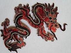 alles-meine.de GmbH 1 Stück Bügelbild - chinesischer Drache - Long - rot/schwarz - 8,8 cm * 10,8 cm - Aufnäher & Applikation - gewebter Flicken - Bügelflicken/Hosen.. von alles-meine.de GmbH