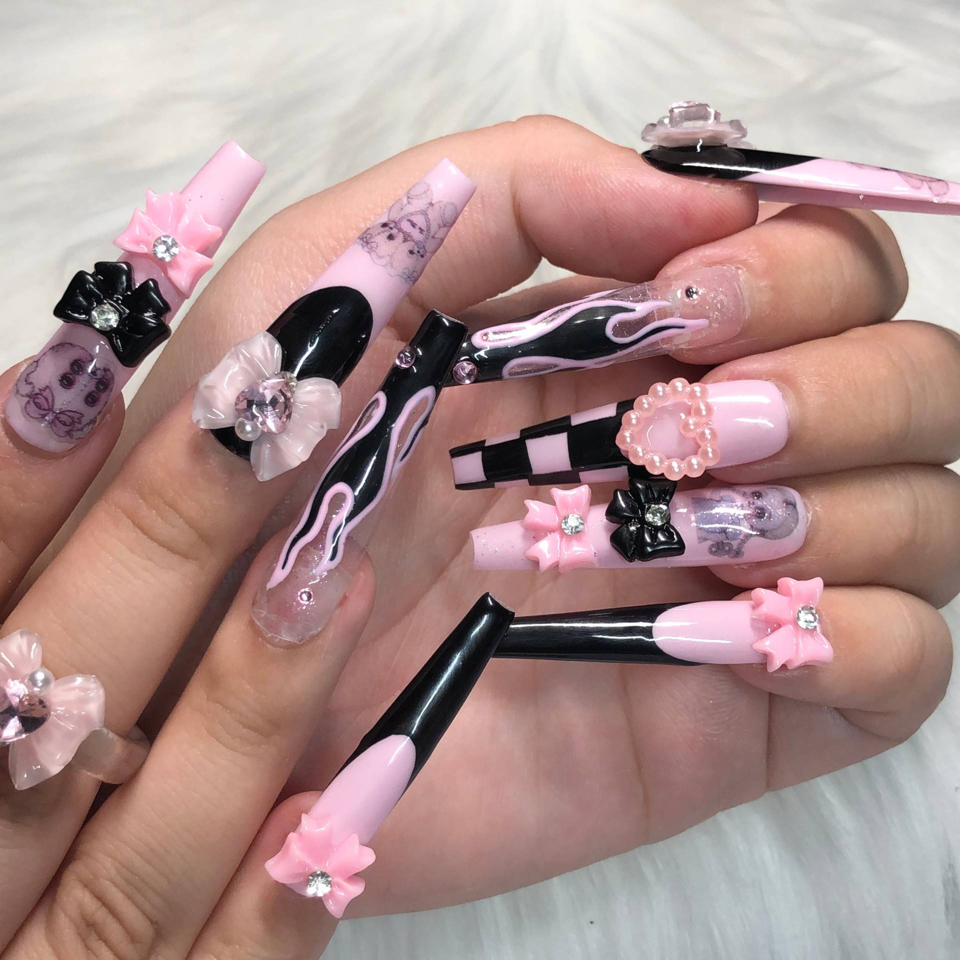 Langer Sarg Pink & Schwarz Goth Emo Press On Nails Mit Anhängern Und Bögen - Black Friday Sale 2024 von anjsnails