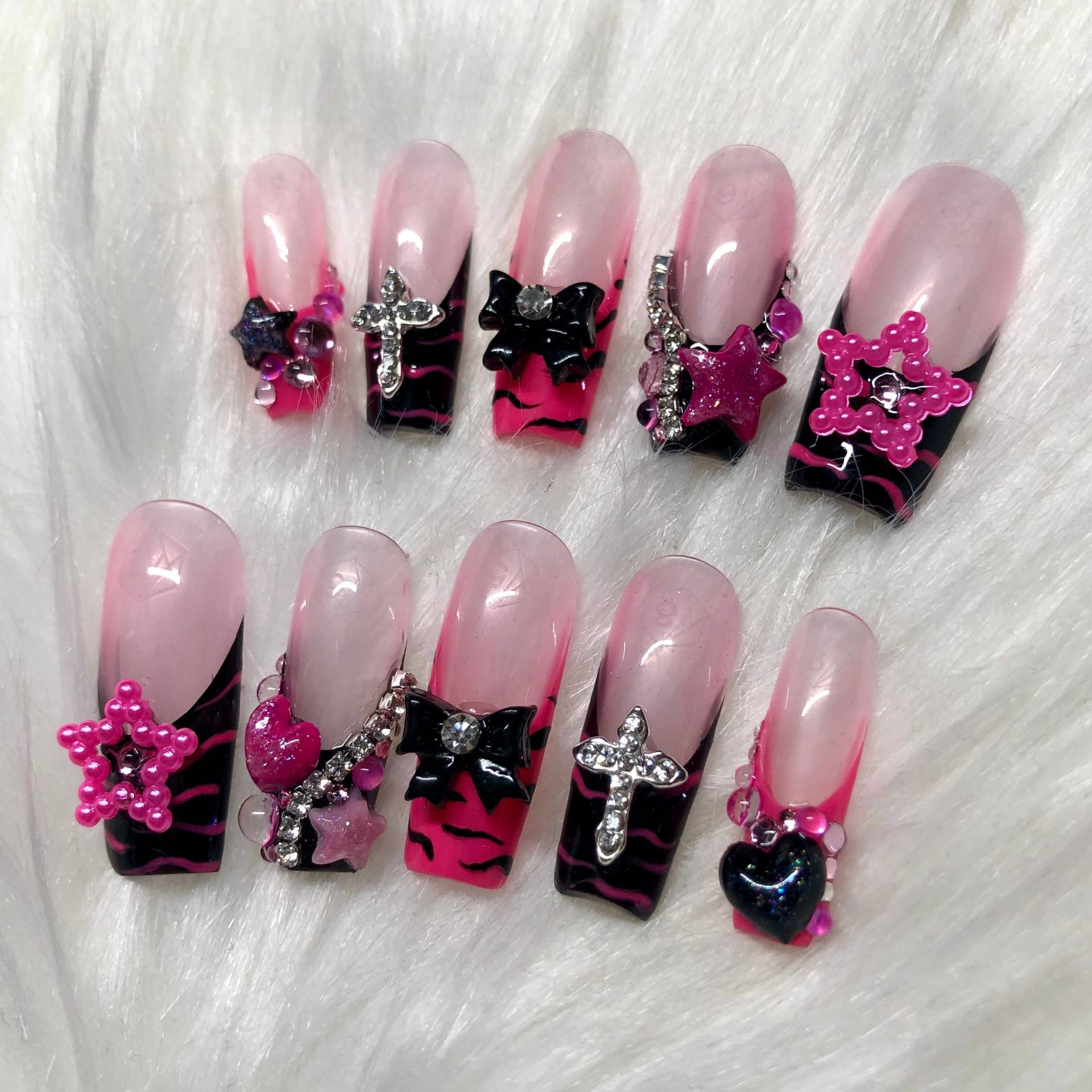 Pink & Schwarz Emo/Y2K French Tip Press On Nails Mit Anhänger Und Zebrastreifen - Halloweenkostüm von anjsnails