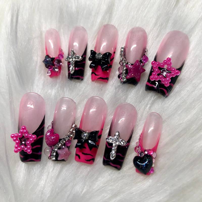 Pink & Schwarz Emo/Y2K French Tip Press On Nails Mit Anhängern Und Zebrastreifen - Black Friday Sale 2024 von anjsnails