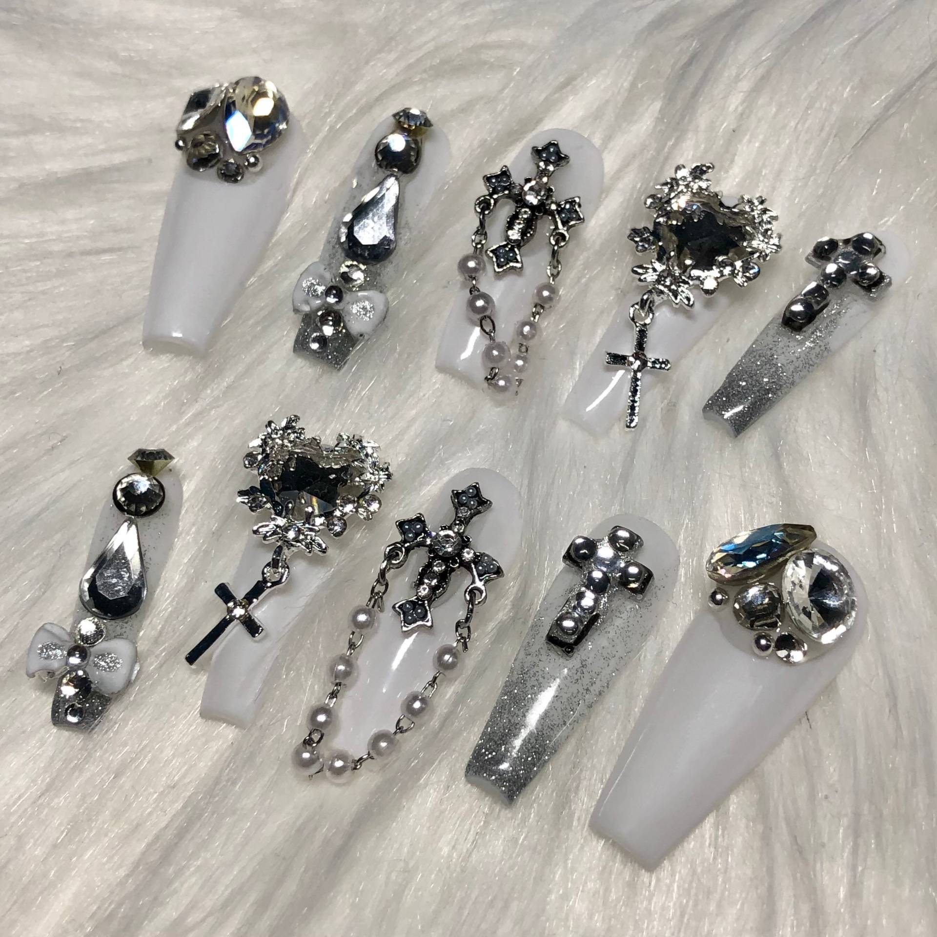 White Emo Goth Press On Nails Mit Charms Hochzeit Geschenk Valentinstag 2025 von anjsnails