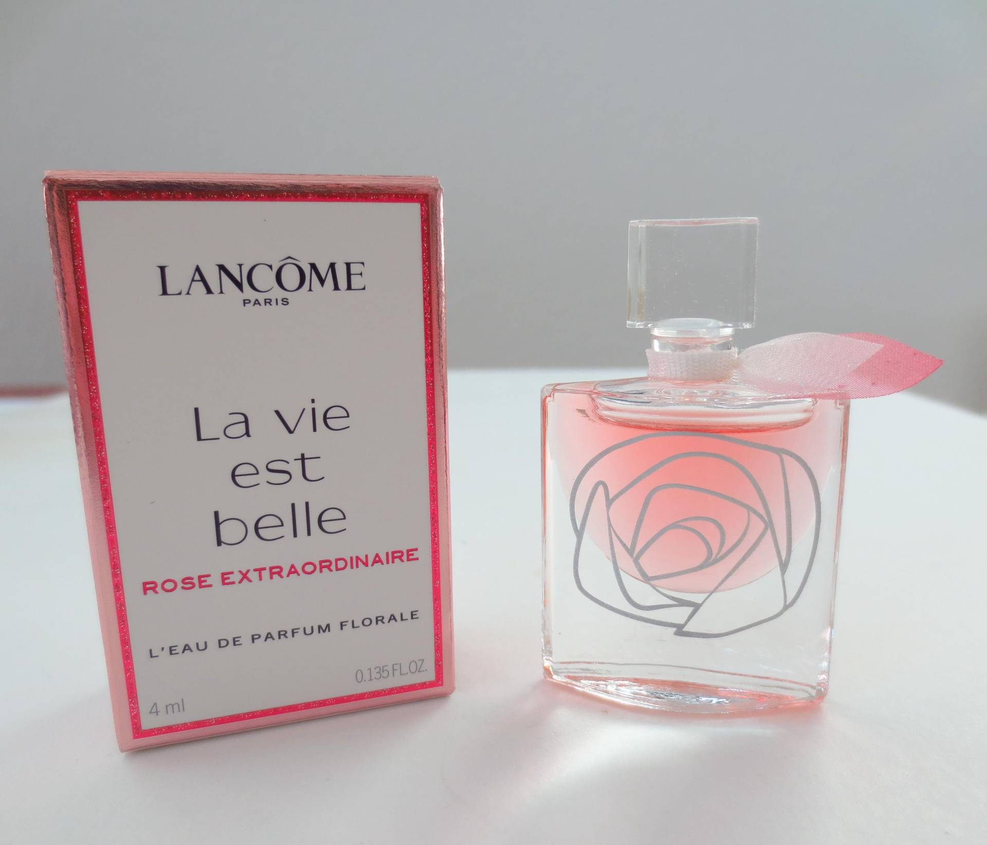 Miniaturkollektion 2024 Lancome La Vie Est Belle Rose Extraordinaire Florales Eau De Parfum 4 Ml - Mini-Flasche 0, 14 Oz von austrianneAT