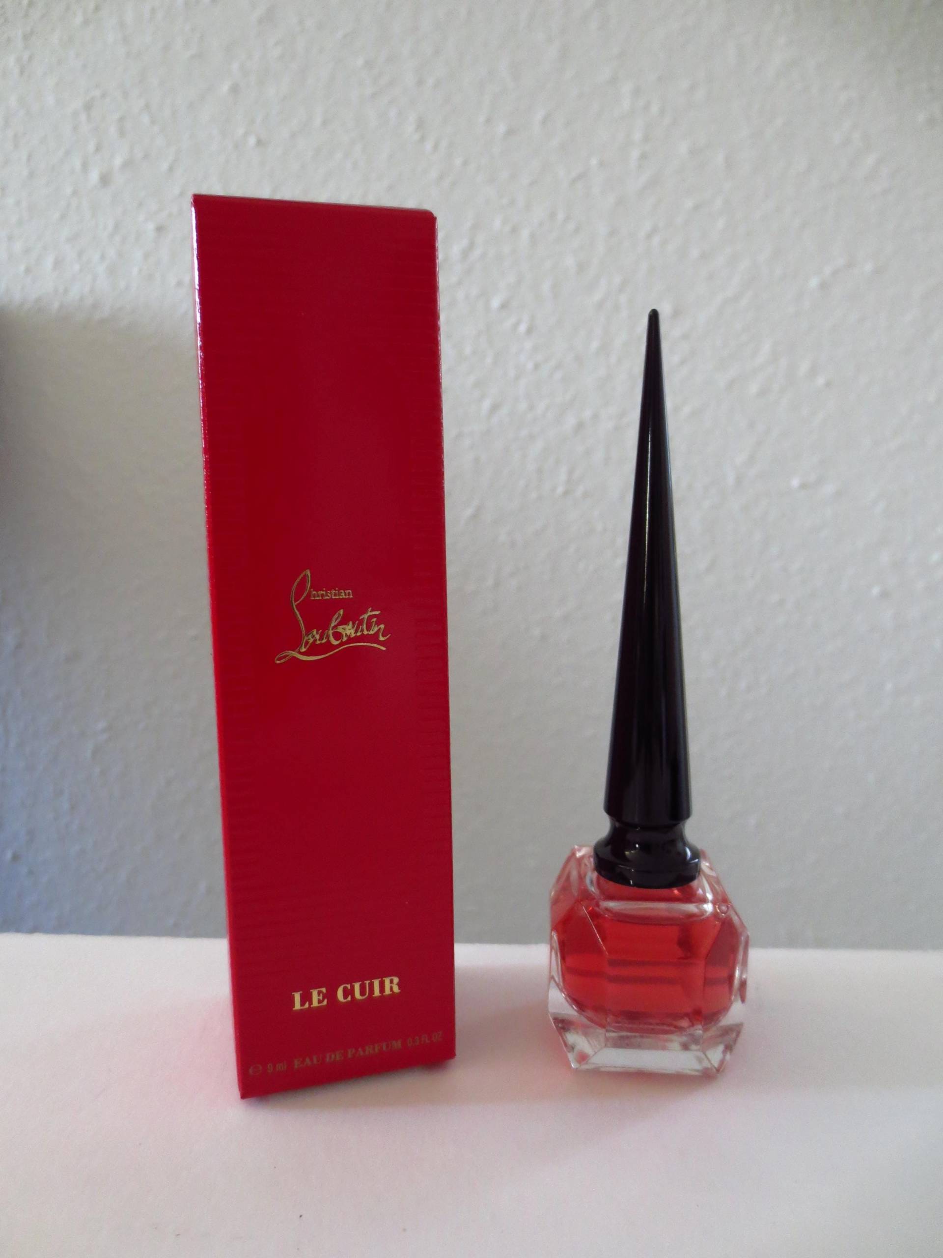 Sammlerstück Miniatur-Leder C. Louboutin Eau De Parfum 9 Ml - Mini-Flasche 0, 30 Unzen von austrianneAT