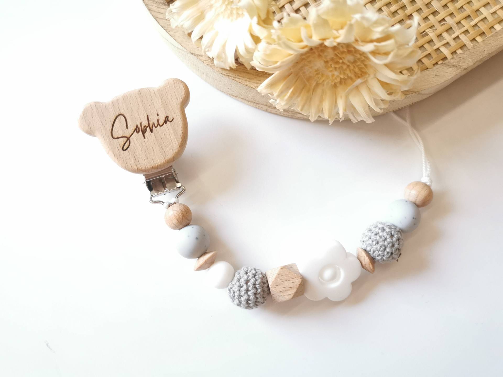 Schnullerkette Mit Namen, Babygeschenk, Personalisiert, Gravur, Holz, Boho, Blumen, Mädchen, Grau von babyshopRICHBEAR