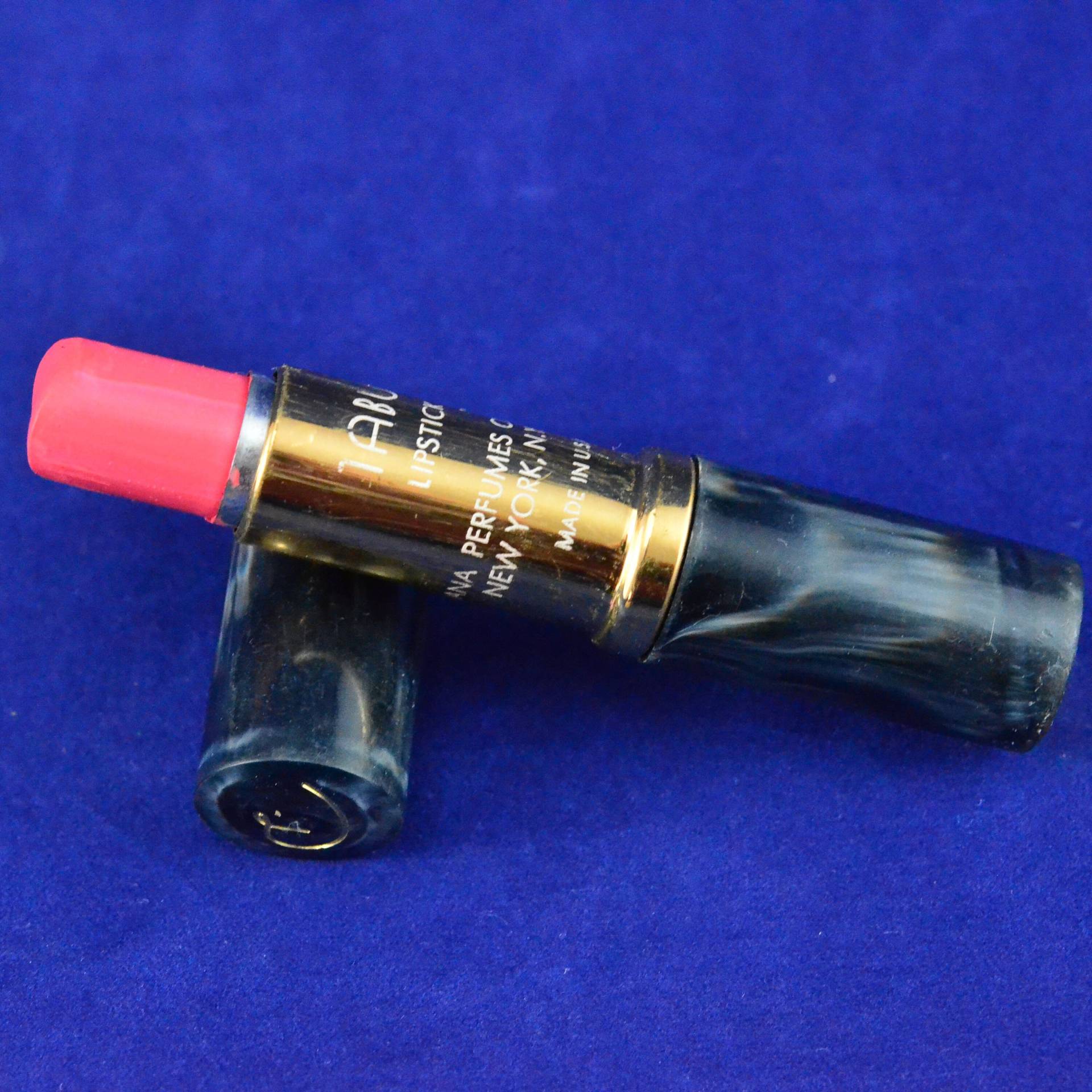 Vintage 1970Er Dana Parfums Tabu Barbados Rosy Coral Lippenstift in Schwarz Marmoriert Tube - Retro Makeup Kosmetik New York von backstashandbygones