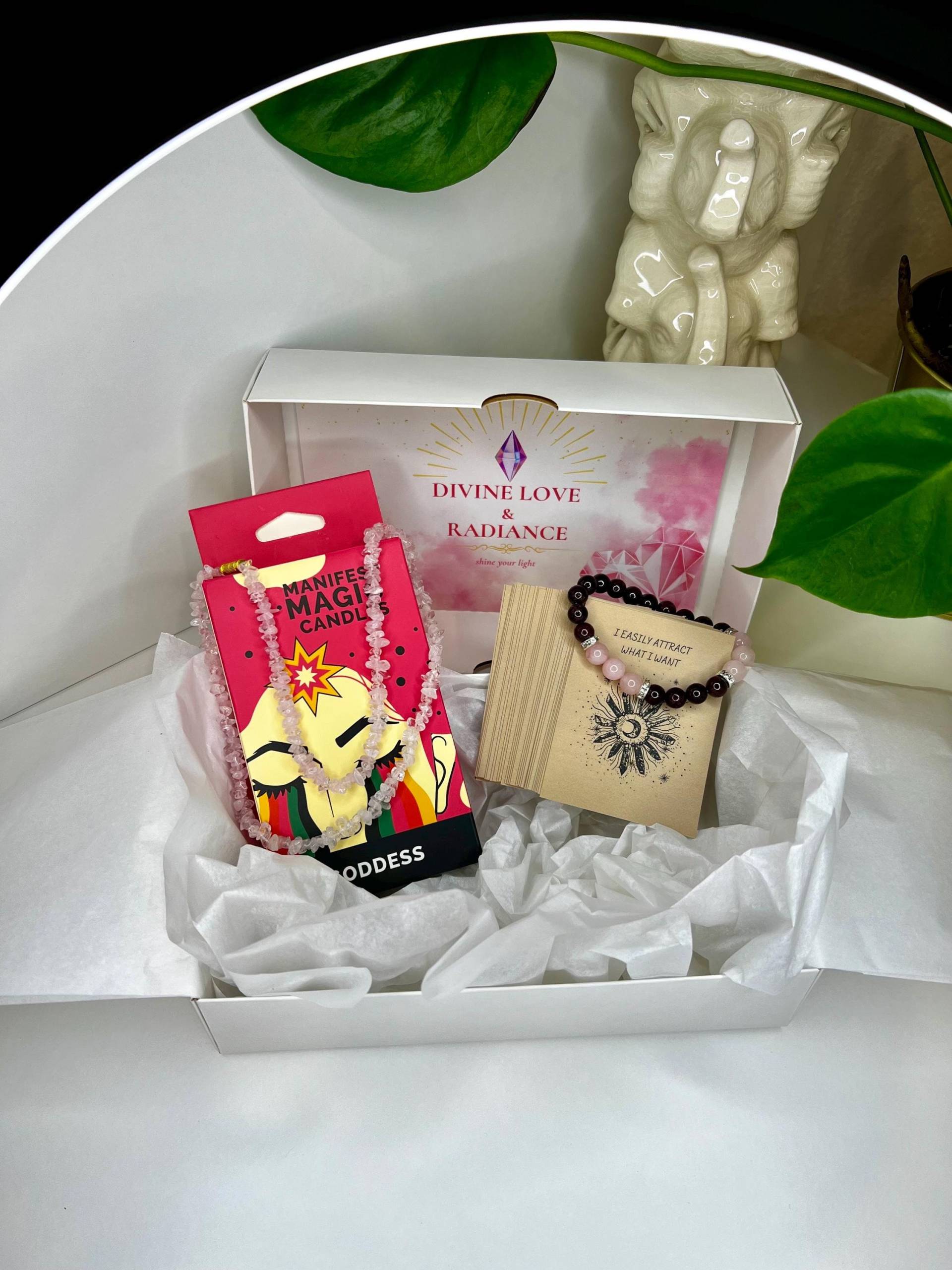 Göttliche Liebe & Ausstrahlung Geschenkbox - Spirituelles Set Mit Rosenquarz Halskette, Granat Armband, Göttinnen Kerze, Affirmationskarten Für von balticspells