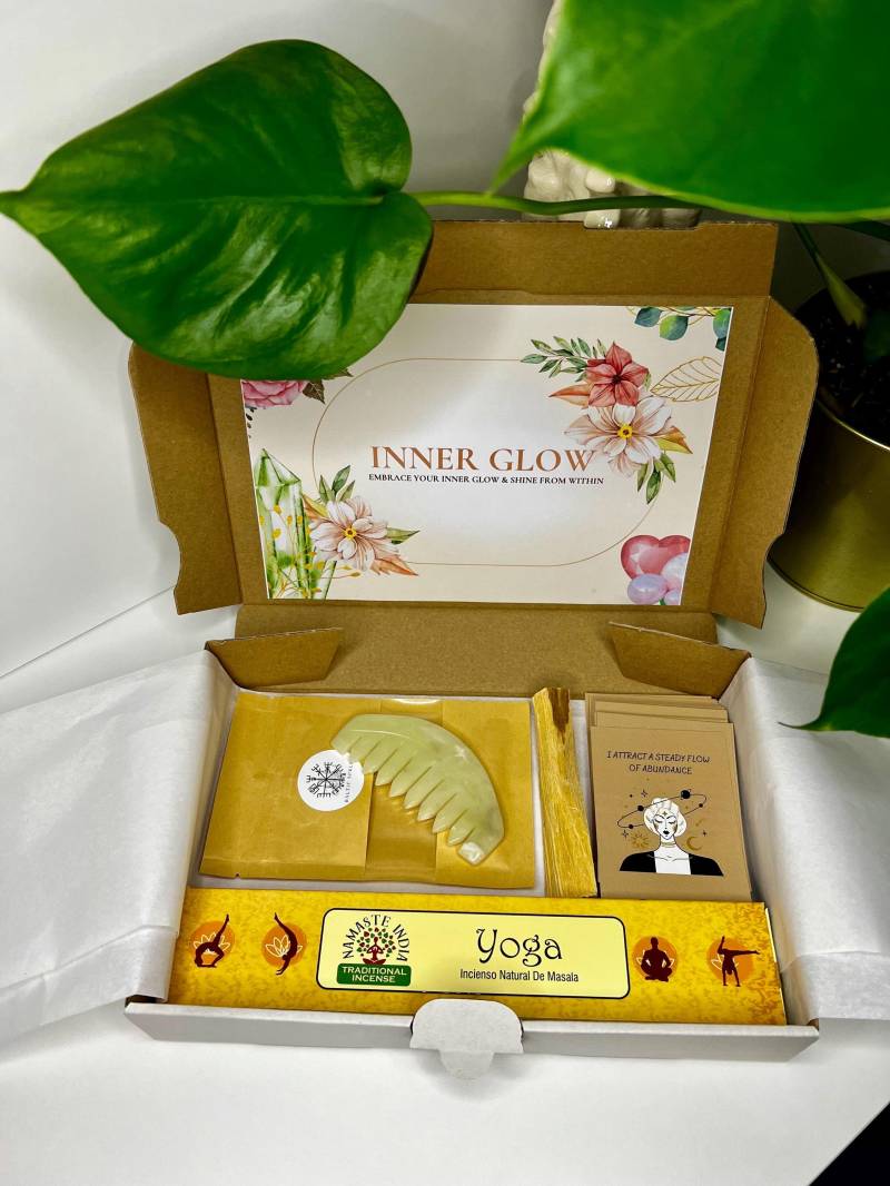 Inner Glow Geschenkbox - Wellness Set Mit Grüner Jade Gua Sha, Affirmationskarten, Yoga Räucherstäbchen Und Palo Santo Für Ausstrahlung Entspannung von balticspells