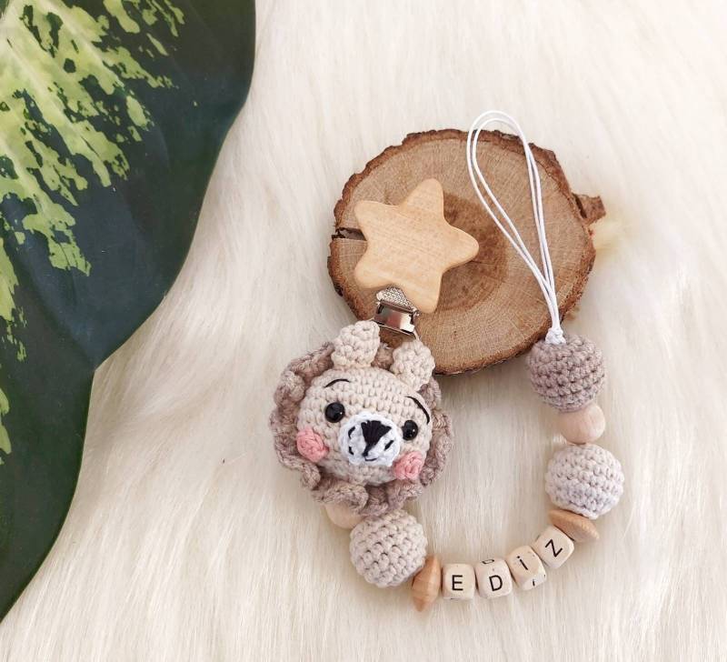 Personalisierbare Löwe Schnullerkette, Gehäkelte Handgemachtes Babyshower Geschenk, Amigurumi Schnullerhalter, Personalisiertes Baby Geschenk von banunur