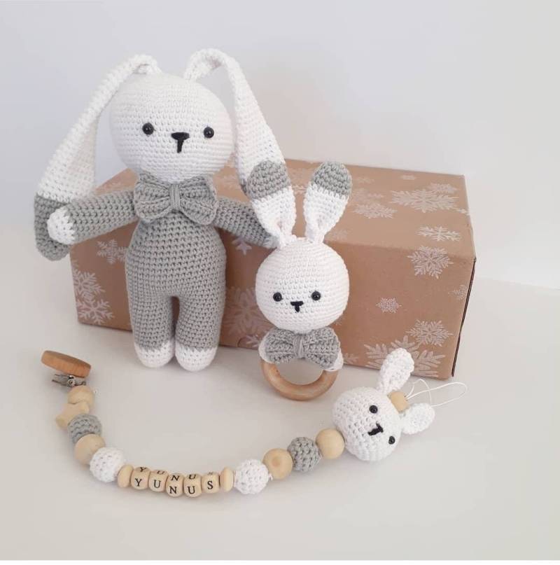 Personalisierbare Schnullerkette Set, Häkelkette Babyshower, Gehäkelte Gefüllte Hase Handgemachte Unisex Baby Geschenk, Amigurumi Plüschtier von banunur