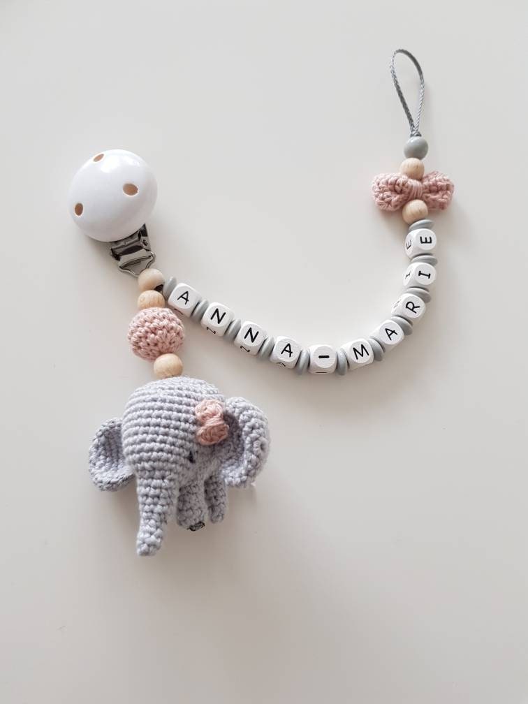 Gehäkelte Schnullerkette"Elli" Elefant Personalisiert, Doppelname, Altrosa, Grau, Weiß von beckyshandmadeshop